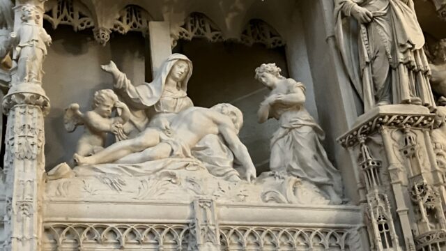 教会の彫刻、死んだイエスを抱くマリア
