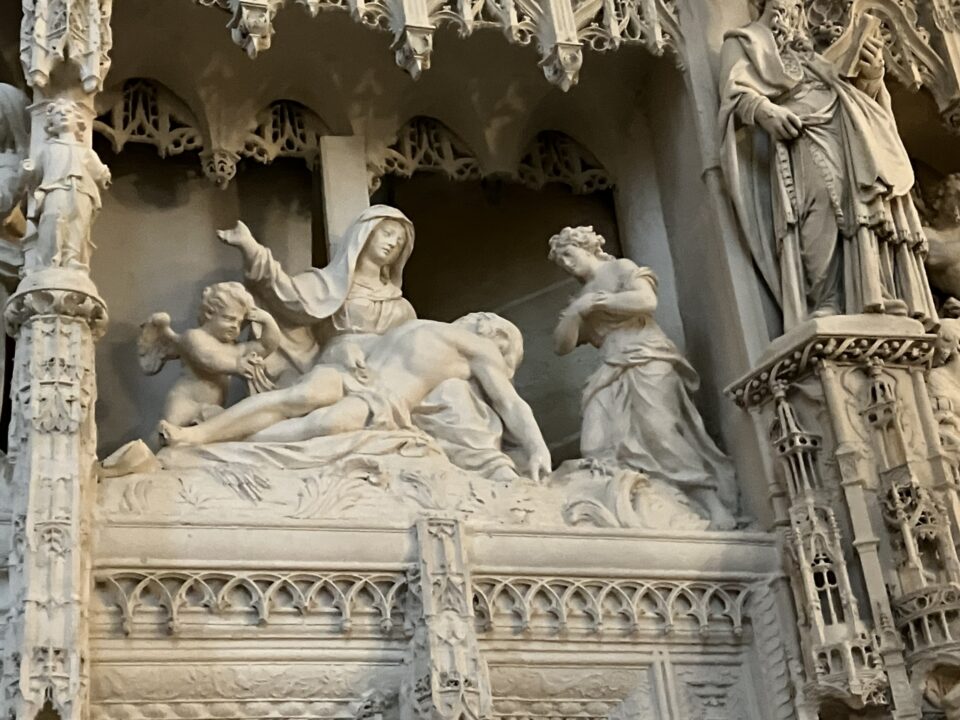 教会の彫刻、死んだイエスを抱くマリア